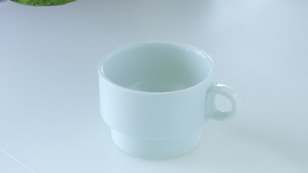 混血酒吧招待咖啡中的Matcha茶 — 图库视频影像