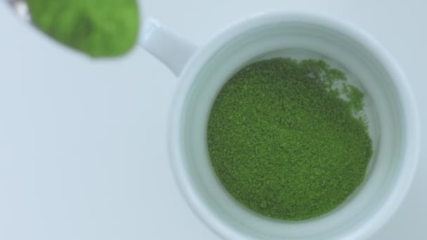 Preparação de chá Matcha no café por misto raça barman — Vídeo de Stock