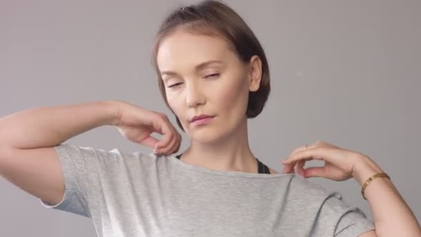 30 жінка дивиться на камеру, як у дзеркалі, тонізує волосся і торкається її губ — стокове відео