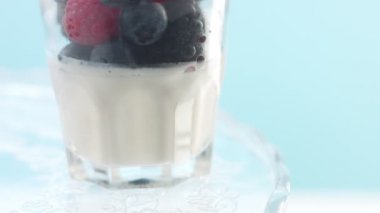 Şeffaf Yoğurt Dolu Bardaklar, Panna Cotta, Beyaz Vanilyalı Krema