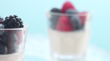 Şeffaf Yoğurt Dolu Bardaklar, Panna Cotta, Beyaz Vanilyalı Krema