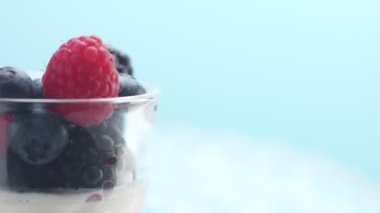 Şeffaf Yoğurt Dolu Bardaklar, Panna Cotta, Beyaz Vanilyalı Krema