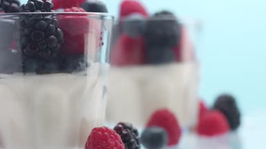Şeffaf Yoğurt Dolu Bardaklar, Panna Cotta, Beyaz Vanilyalı Krema