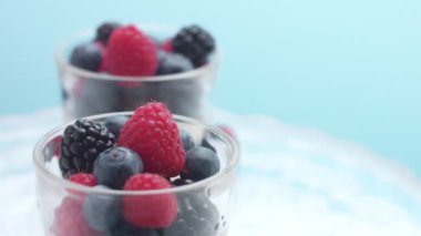 Şeffaf Yoğurt Dolu Bardaklar, Panna Cotta, Beyaz Vanilyalı Krema