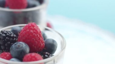 Şeffaf Yoğurt Dolu Bardaklar, Panna Cotta, Beyaz Vanilyalı Krema