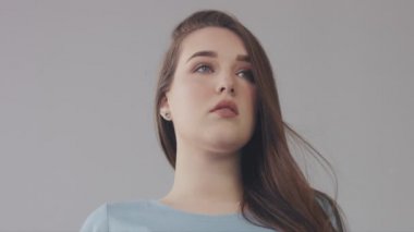uzun saçlı Kafkas kadın tarafından taşındı closeup genç Rüzgar yavaş yavaş gözlü blye modeli portre,