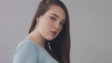 uzun saçlı Kafkas kadın tarafından taşındı closeup genç Rüzgar yavaş yavaş gözlü blye modeli portre,