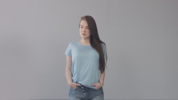 Кавказская девушка с длинными волосами в студии — стоковое видео