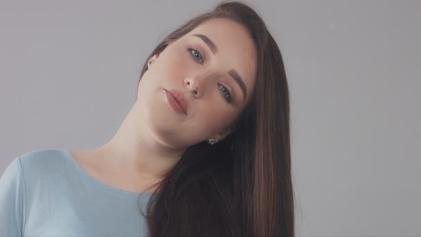 Närbild av unga kaukasiska kvinna med långt hår flyttas av vinden långsamt blye eyed modell porträtt, — Stockvideo