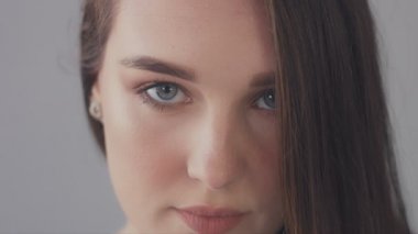 uzun saçlı Kafkas kadın tarafından taşındı closeup genç Rüzgar yavaş yavaş gözlü blye modeli portre,