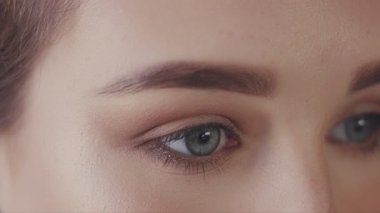 mavi gözlü genç kadının closeup