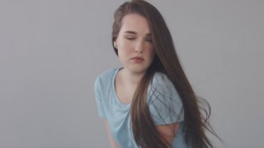 genç bebek yüz modeli Studio. Uzun düz saçlı mavi gözlü modeli