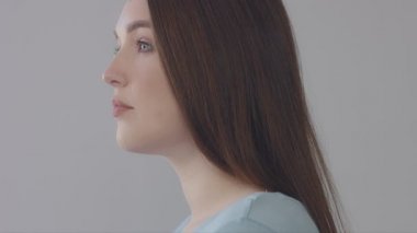 genç bebek yüz modeli Studio. Uzun düz saçlı mavi gözlü modeli