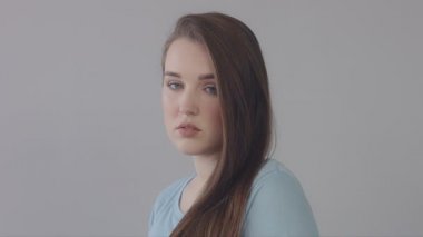 genç bebek yüz modeli Studio. Uzun düz saçlı mavi gözlü modeli