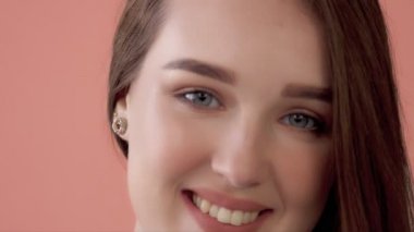 Eğleniyor ve surat, genç model closeup quaver, bir kamera için maymun oynamak