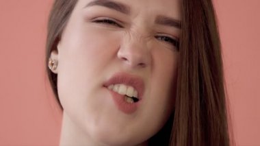 Eğleniyor ve surat, genç model closeup quaver, bir kamera için maymun oynamak