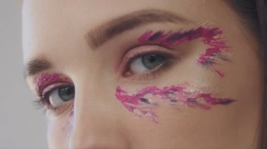 fashin makyaj pembe tonlarda stüdyo çekimi ile genç modeli