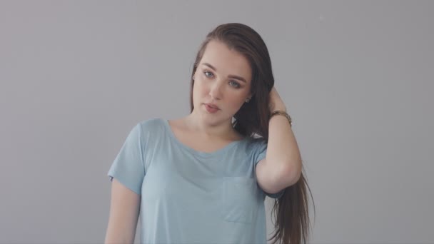 Біла молода жінка з довгим волоссям в студії — стокове відео