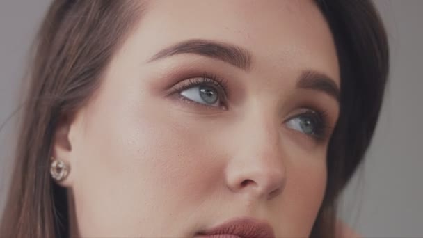 Close-up retrato de jovem wooman posando para uma câmera com o cabelo estourado — Vídeo de Stock