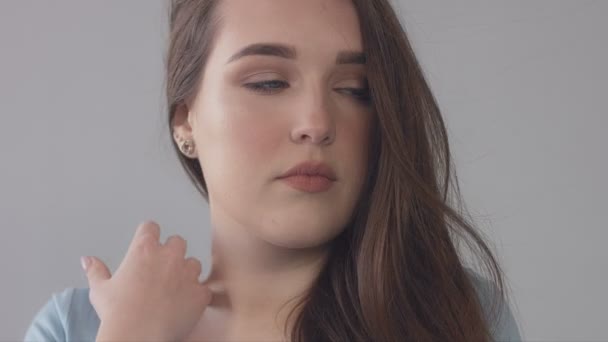 Closeup portret van jonge wooman poseren voor een camera met blowed uit haren — Stockvideo