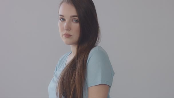 Young baby face model in studio. Long straight hair blue eyed model — Stock Video