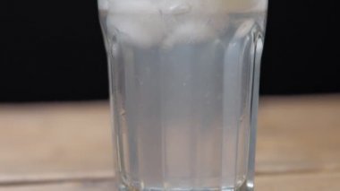 buz ve limon dilimi ile ev yapımı limonata içinde dökme siyah cam