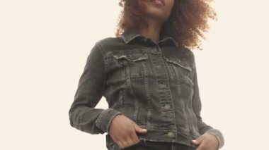 Açık şehir büyük afro kıvırcık saçlı siyah karışık ırk kadın