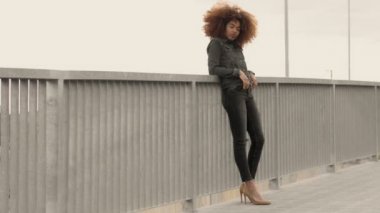 Açık şehir büyük afro kıvırcık saçlı siyah karışık ırk kadın