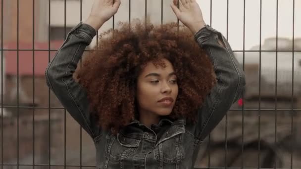 Μαύρο μικτή φυλή γυναίκα με μεγάλο σγουρά μαλλιά afro στην εξωτερική πόλη — Αρχείο Βίντεο