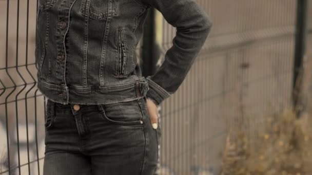 Mujer de raza mixta negra con gran pelo afro rizado en la ciudad al aire libre — Vídeos de Stock