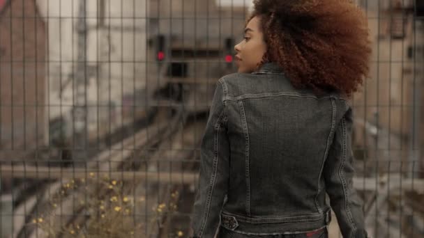 Preto misto mulher com grande afro encaracolado cabelo no ao ar livre cidade — Vídeo de Stock