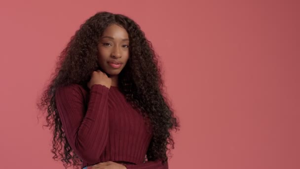 長い巻き毛と完璧な笑顔の美しさ黒混血アフリカ系アメリカ人女性 — ストック動画