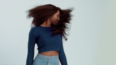 Güzellik siyah karışık yarış Afrikalı-Amerikalı kadın uzun kıvırcık saçları ve mükemmel bir gülümseme ile