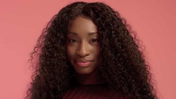 Schönheit schwarze Mischling afrikanische Amerikanerin mit langen lockigen Haaren und perfektem Lächeln — Stockvideo