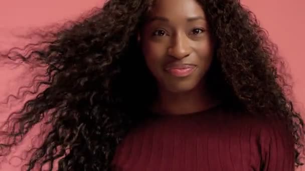 Beleza preto misto raça afro-americana com cabelo encaracolado longo e sorriso perfeito — Vídeo de Stock