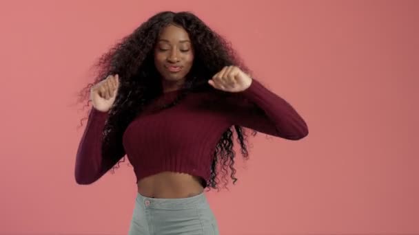 Belleza negro mestizo raza africana americana mujer con pelo largo rizado y sonrisa perfecta — Vídeo de stock