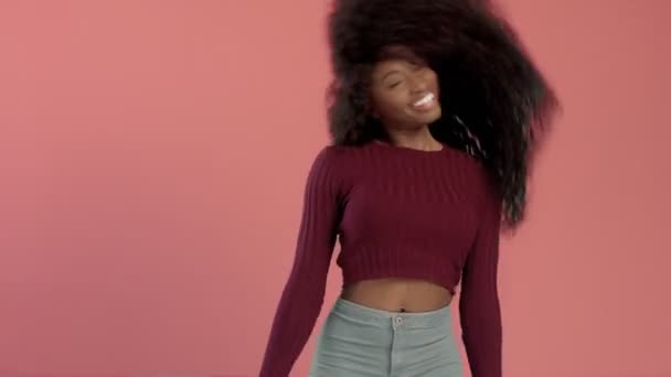 美黑色混合种族非洲裔美国妇女与长卷曲的头发和完美的笑容 — 图库视频影像