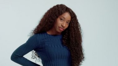 Güzellik siyah karışık yarış Afrikalı-Amerikalı kadın uzun kıvırcık saçları ve mükemmel bir gülümseme ile