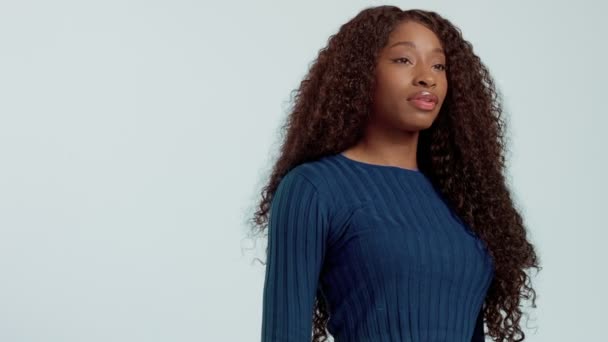 긴 곱슬 머리와 완벽 한 미소의 아름다움 흑인 혼혈 아프리카계 미국인 여자 — 비디오