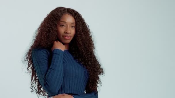 Красота черная смешанная раса африканская американская женщина с длинными кудрявыми волосами и идеальной улыбкой — стоковое видео