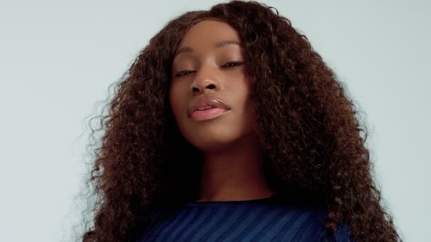 Ομορφιά μαύρο μικτή φυλή αφρικανική αμερικανική γυναίκα με μακριά σγουρά μαλλιά και τέλειο χαμόγελο — Αρχείο Βίντεο