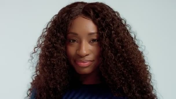 Skönhet svart blandad ras afroamerikanska kvinna med långt lockigt hår och perfekt leende — Stockvideo