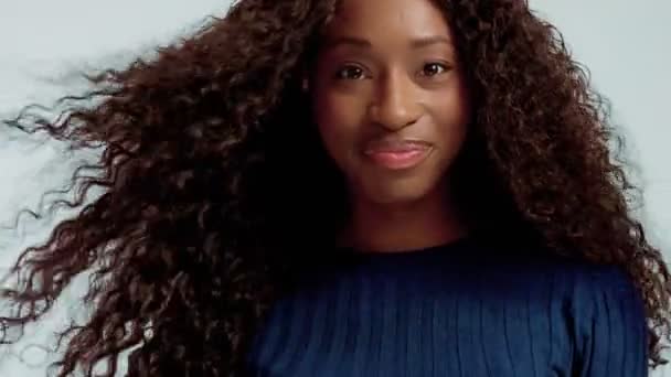 Ομορφιά μαύρο μικτή φυλή αφρικανική αμερικανική γυναίκα με μακριά σγουρά μαλλιά και τέλειο χαμόγελο — Αρχείο Βίντεο