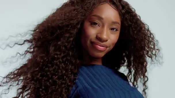 Bellezza nera mista razza africana donna americana con lunghi capelli ricci e sorriso perfetto — Video Stock