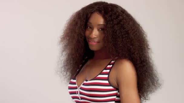 美黑色混合种族非洲裔美国妇女与长卷曲的头发和完美的笑容 — 图库视频影像