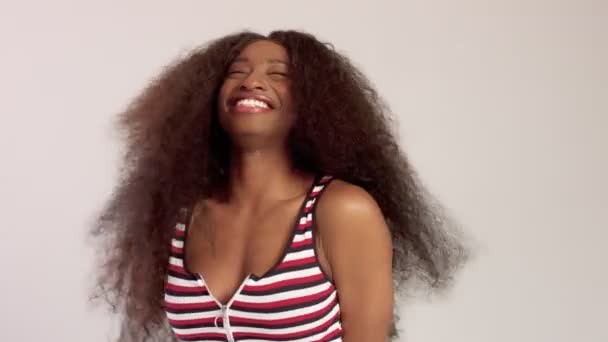 Bellezza nera mista razza africana donna americana con lunghi capelli ricci e sorriso perfetto — Video Stock