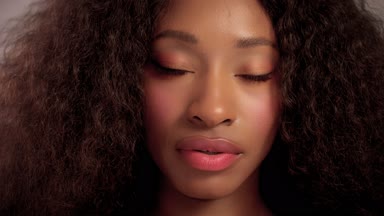 Güzellik siyah karışık yarış Afrikalı-Amerikalı kadın uzun kıvırcık saçları ve mükemmel bir gülümseme ile