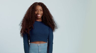 Güzellik siyah karışık yarış Afrikalı-Amerikalı kadın uzun kıvırcık saçları ve mükemmel bir gülümseme ile