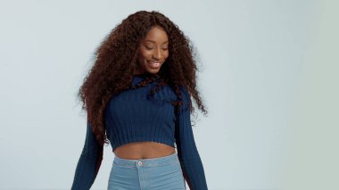 Güzellik siyah karışık yarış Afrikalı-Amerikalı kadın uzun kıvırcık saçları ve mükemmel bir gülümseme ile