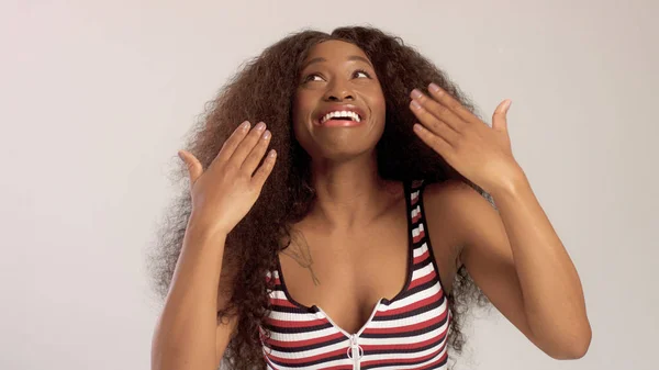 Belleza negro mestizo raza africana americana mujer con pelo largo rizado y sonrisa perfecta —  Fotos de Stock
